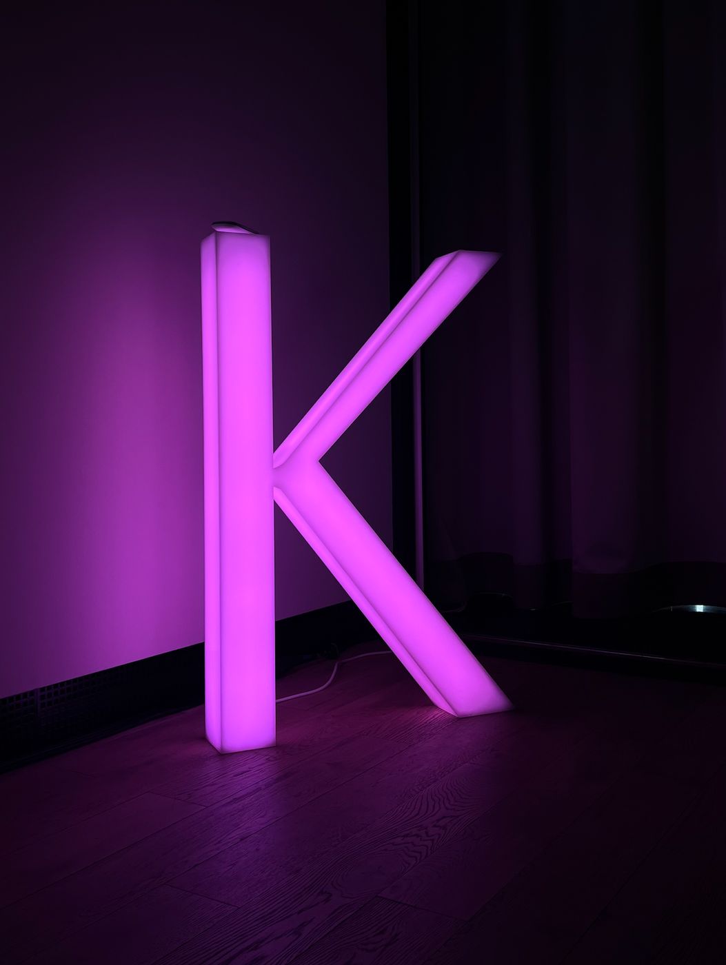 Svítící písmeno K pro Kérastase (L’Oréal)