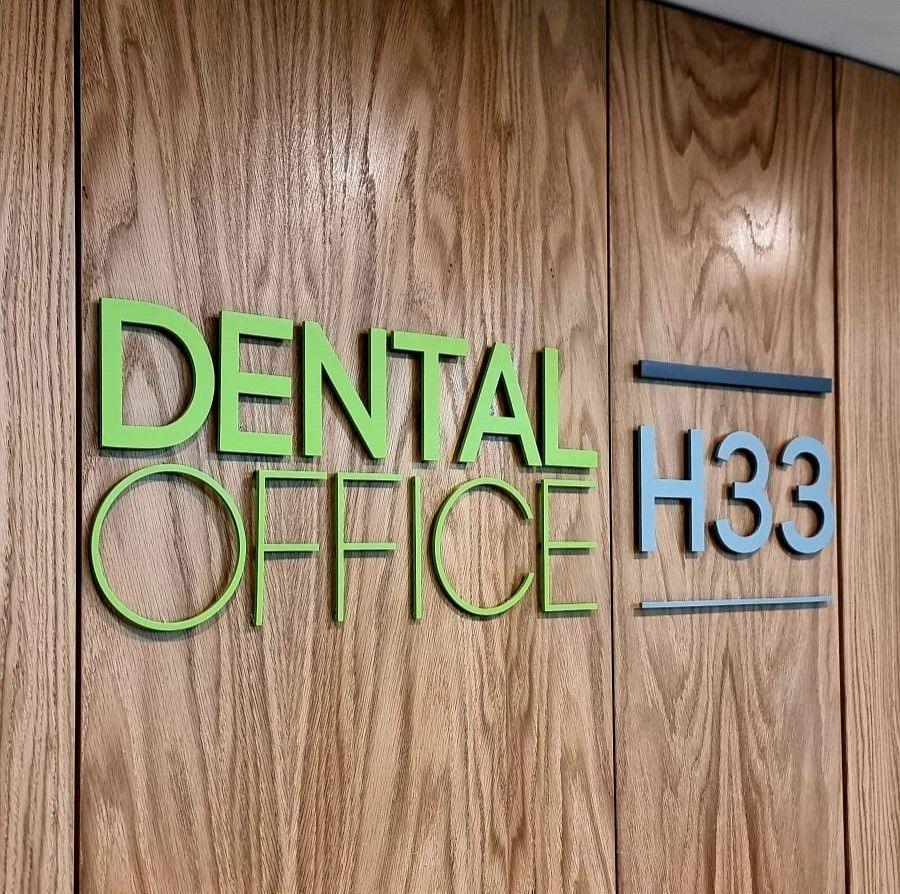 Ocelové logo pro Dental Office