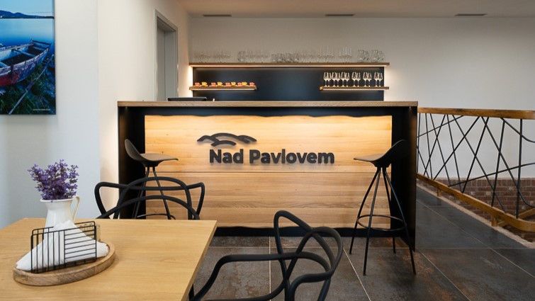 Logo Nad Pavlovem z masivního dubu